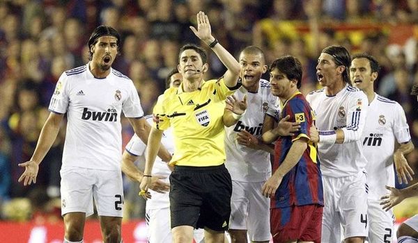 كواليس تحضيرات مورينيو لمباراة الكلاسيكو: دقيقتان عن برشلونة و٤٠ دقيقة كيف نوقف ميسي؟!