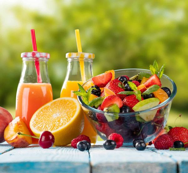 هل تفقد الفاكهة قيمتها الغذائية بعد خلطها في العصائر؟