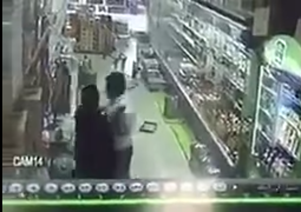 يمني يعتدي بوحشية على شاب في أحد متاجر السعودية - فيديو