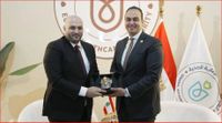 ناصر الدين يتسلم جائزة القيادة الصحية في القاهرة