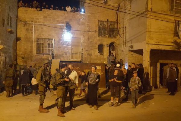 مستوطنون يهاجمون منازل الفلسطينيين في واد قبون بحلحول شمالي الخليل بالضفة الغربية