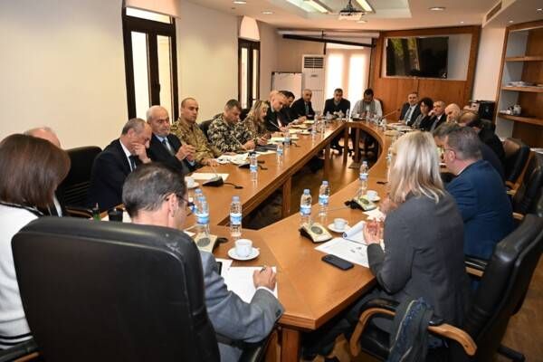 علامة بعد جلسة لجنة 