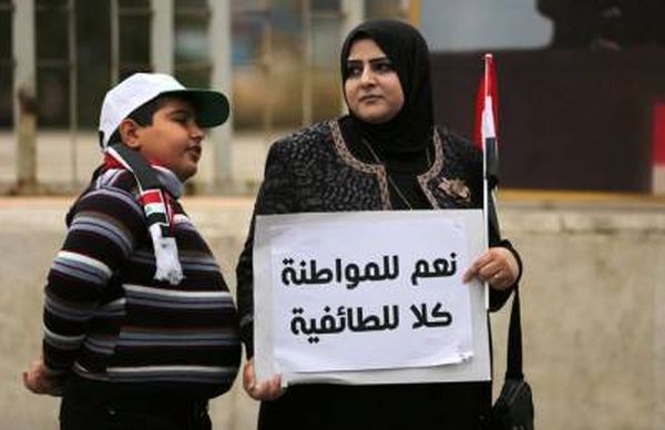 متظاهرون عراقيون يهاجمون حكومة العبادي