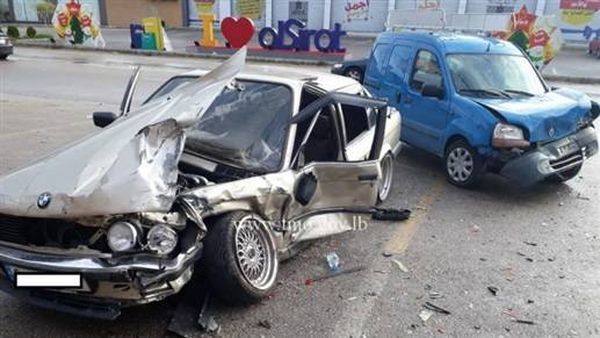 بالصور: 4 جرحى في حادث سير مروع