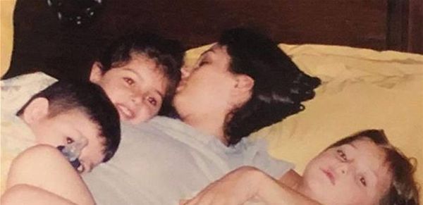 صورة نادرة لنجمة شابة مع والدتها ملكة جمال لبنان.. خمّنوا من هما!