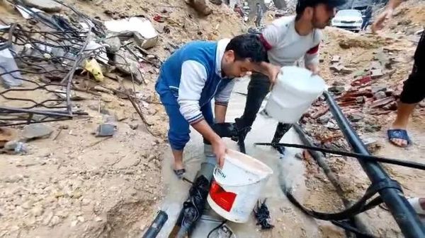 بعد انقطاع كامل منذ 14 يوماً... أهالي جباليا يعثرون على المياه في حفرة خلّفها القصف "الإسرائيلي"