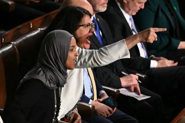 ترامب يدعو لإعادة النائبتين إلهان ورشيدة إلى بلديهما