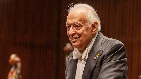 قائد الأوركسترا زوبين ميهتا يقاطع 