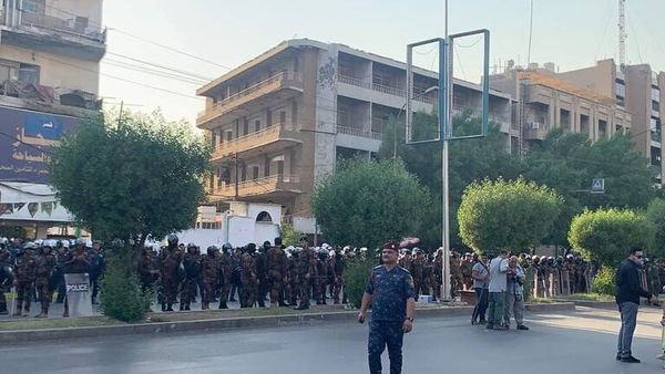 متظاهرون أمام السفارة الفرنسية في بغداد يحرقون صور ماكرون والعلم الفرنسي
