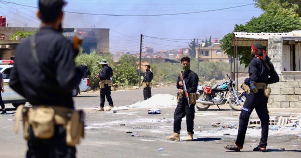 التلفزيون السوري: مجموعات خارجة عن القانون تغلق طريق دمشق السويداء أمام القادمين من المدينة باتجاه العاصمة