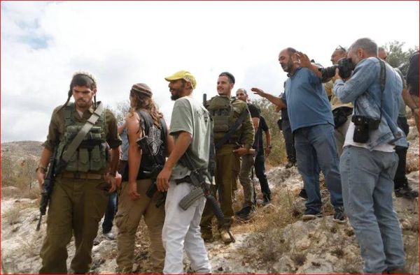 إصابة 10 فلسطينيين بهجوم مستوطنين جنوب نابلس