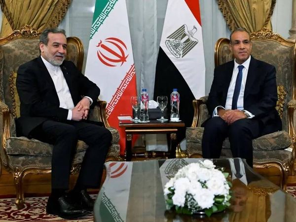 مصر وإيران تبحثان خفض التصعيد وأمن الملاحة في مضيق هرمز