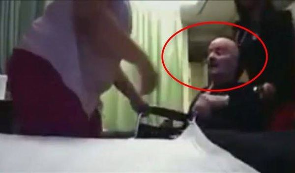 بالفيديو و بسبب كرهها للعرب..أميركية تصفع عجوز لبناني مريض