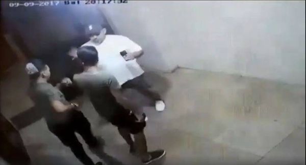 توقيف الشخصين اللذين ظهرا في مقطع فيديو و هما يعتديان على احد المواطنين