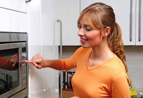 لهذه الأسباب وضعت طفلتها في المايكرويف...