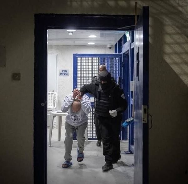 حماس تطالب الصليب الأحمر الدولي بحماية الأسرى من الانتهاكات