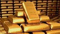 الذهب يرتفع قليلاً ويتجه لخسارة تاريخية