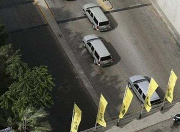 بالصورة وزير خارجية اميركا يمر تحت اعلام حزب الله 