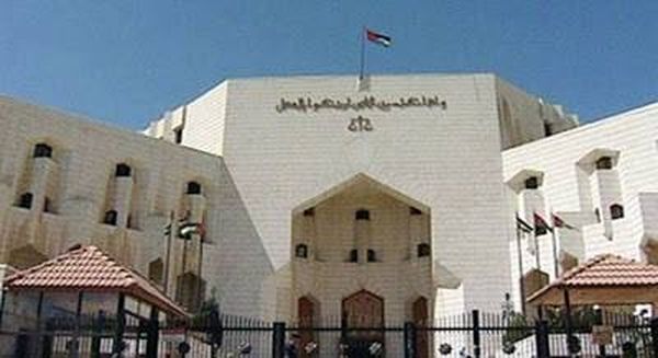 قاض يقبل يد متهم داخل المحكمة عند محاكمته هذا الاحترام عند العرب !