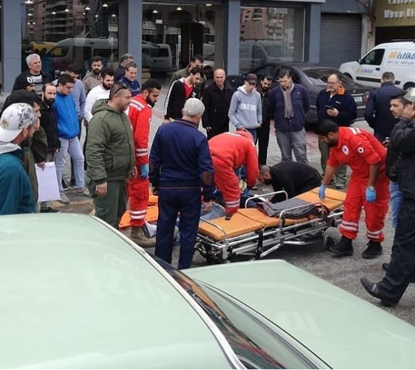 بالصورة: إصابة مواطن إثر إنزلاق دراجته في العباسيه