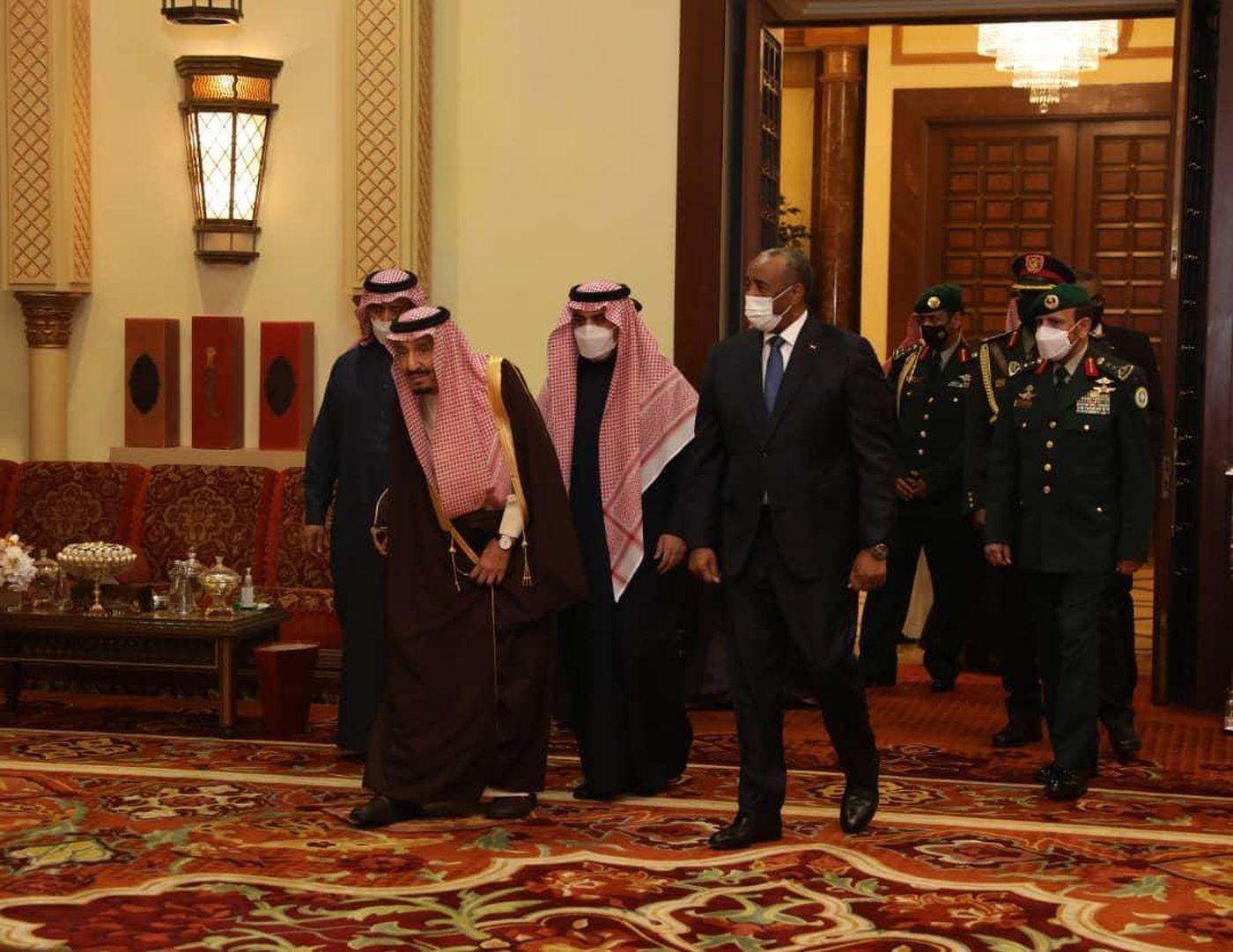 البرهان يلتقي الملك سلمان وولي عهده في الرياض