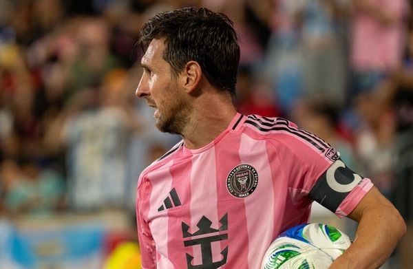 بالفيديو - توتر بين ميسي ومفوض MLS بعد تتويج إنتر ميامي بكأس كامبيونيس