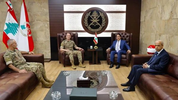 سفير لبنان في ماليزيا يلتقي قائد الجيش