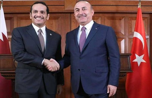 شاهد… وزير الخارجية التركي يضع صورة الأمير القطري على صدره!