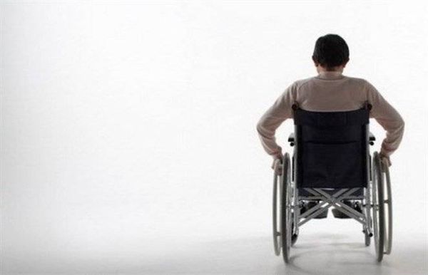 رُبطت يداه إلى عوارض حديدية لقفص شاحنة و... هذا ما فعله شرطي بلدية بمعوق!