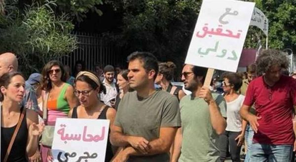 أهالي ضحايا انفجار المرفأ من أمام السفارة الفرنسية: ماكرون لم يفِ بوعوده ونطلب من فرنسا تشكيل لجنة تقصي حقائق دولية