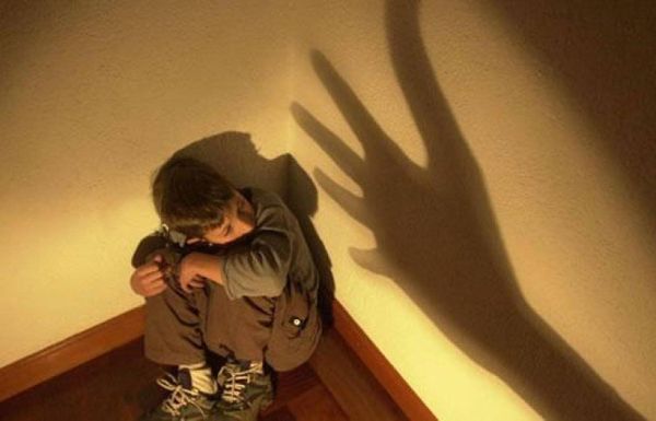 ما هي التأثيرات النفسيّة والاجتماعيّة في الأطفال المعنّفين النازحين وفي المجتمع المضيف؟
الدراسات النفسيّة والتربويّة تؤكد العلاقة الراسخة بين العنف المنزلي والسلوك الإجرامي!