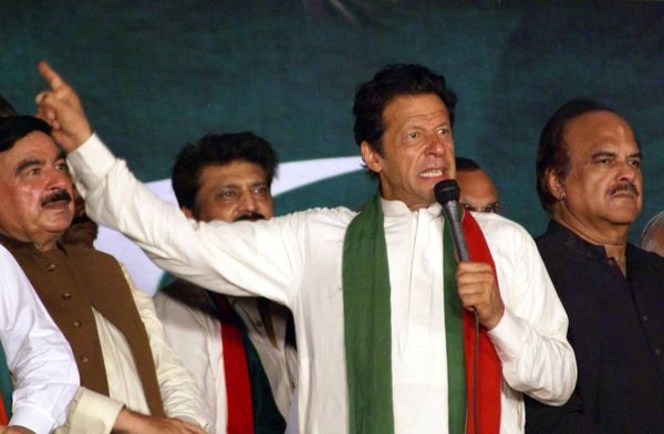 مسيرات لأنصار  عمران خان تتجه للاحتشاد أمام البرلمان الباكستاني