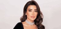 بالصورة- والدة جيسيكا عازار تسرق الأضواء منها..فكيف بدت؟