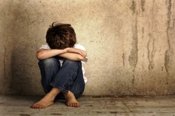قصةٌ مروعة.. شابٌ مصري يستغل الأيتام للتسول نهاراً ولممارسة..ليلاً!
