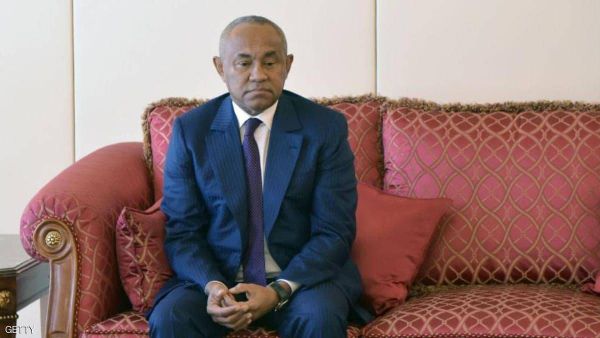 سيارات أحمد أحمد تكشفه.. ومسؤول مصري يفضح سر رئيس "الكاف"