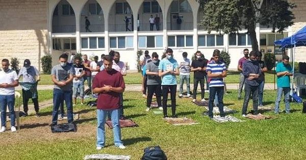 بالصور... قام طلاب جامعة رفيق الحريري بالصلاة في باحة الجامعة والسبب؟
