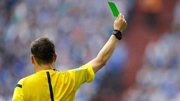 إشهار أول بطاقة خضراء في تاريخ كرة القدم.. فماذا تعني؟!