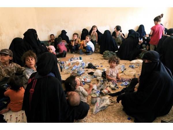 زوجات "داعش" البعض تم خداعهنّ۔۔ وأخريات يرفضن سماع أغنية "عمر دياب"!