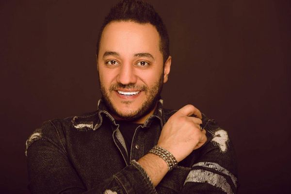 حسين الديك في تألق ونجاح مستمر...ويلتقي محبينه لأوّل مرّة في هذا البلد!