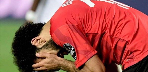 رسالة قاسية لصلاح: اجلس في البيت وشاهد زميلك يقاتل.. من صاحبها؟
