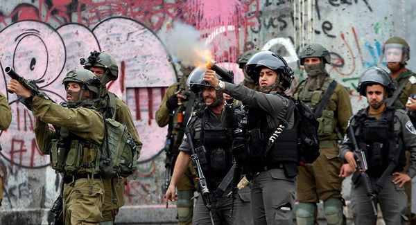 القوات الإسرائيلية تطلق الرصاص المطاطي وقنابل الغاز لتفريق محتجين فلسطينيين (صور)