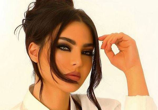 بالصورة - قمر عارية على السرير