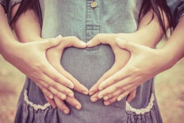 5 أشياء يتعلمها الجنين وهو في رحم أمه