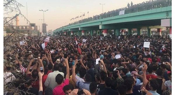 العراق: لدينا صور لمتظاهرين في النجف ماتا اختناقا وهما يحتضنان مسروقات