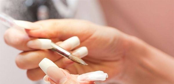 للنساء.. احذرن تركيب الاظافر الاصطناعية لهذا السبب