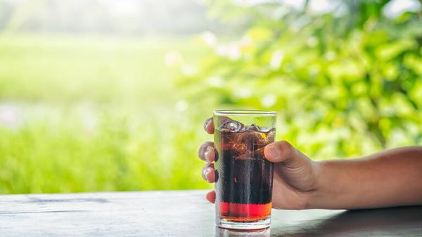 دراسة: استهلاك المشروبات الغازية قد يزيد من حجم الخصية وإنتاج هرمون الذكورة!