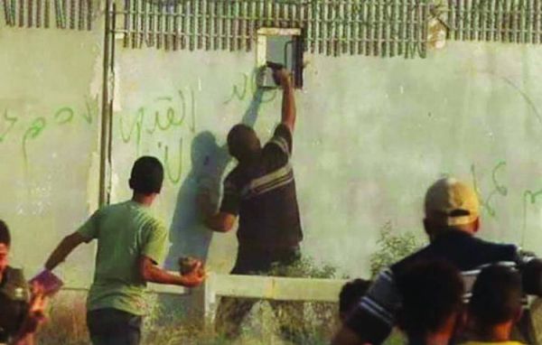 الاحتلال الإسرائيلي يقيم عائقا جديدا على حدود غزة
ويتهم حماس بالاستعداد لجولة قتال جديدة