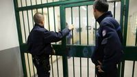 سجين يحتجز شرطيين كرهينة في أحد سجون فرنسا