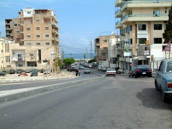 تشقق الطريق في هذه المنطقة جراء الهزة الأرضية