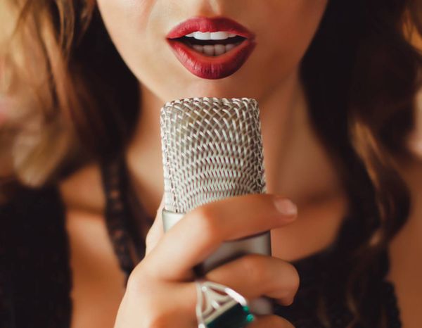 فضيحة تهزّ فنانة ومدير أعمالها في العالم العربي!